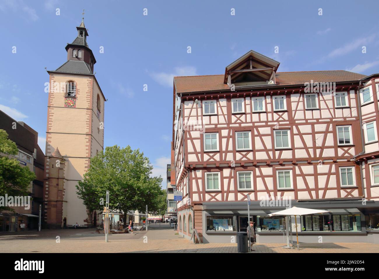 Maison à colombages et ancienne tour construite en 1400 comme monument et ancienne église de la ville de Nagold, Nagoldtal, Forêt Noire du Nord, Forêt Noire Banque D'Images