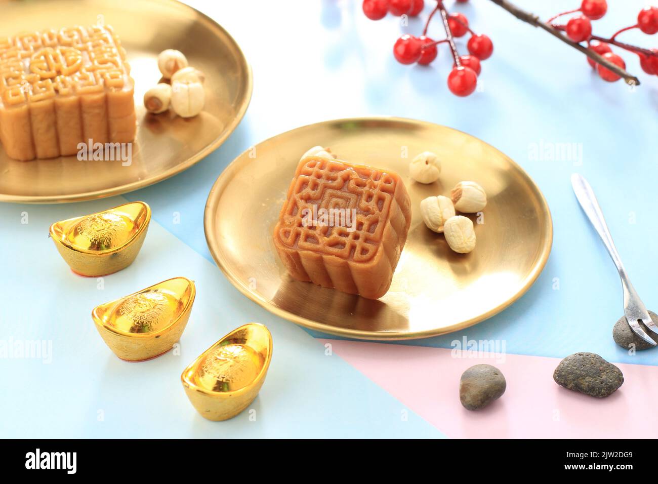Festival chinois traditionnel de la mi-automne traditionnel Mooncake sur une table aux couleurs pastel Banque D'Images