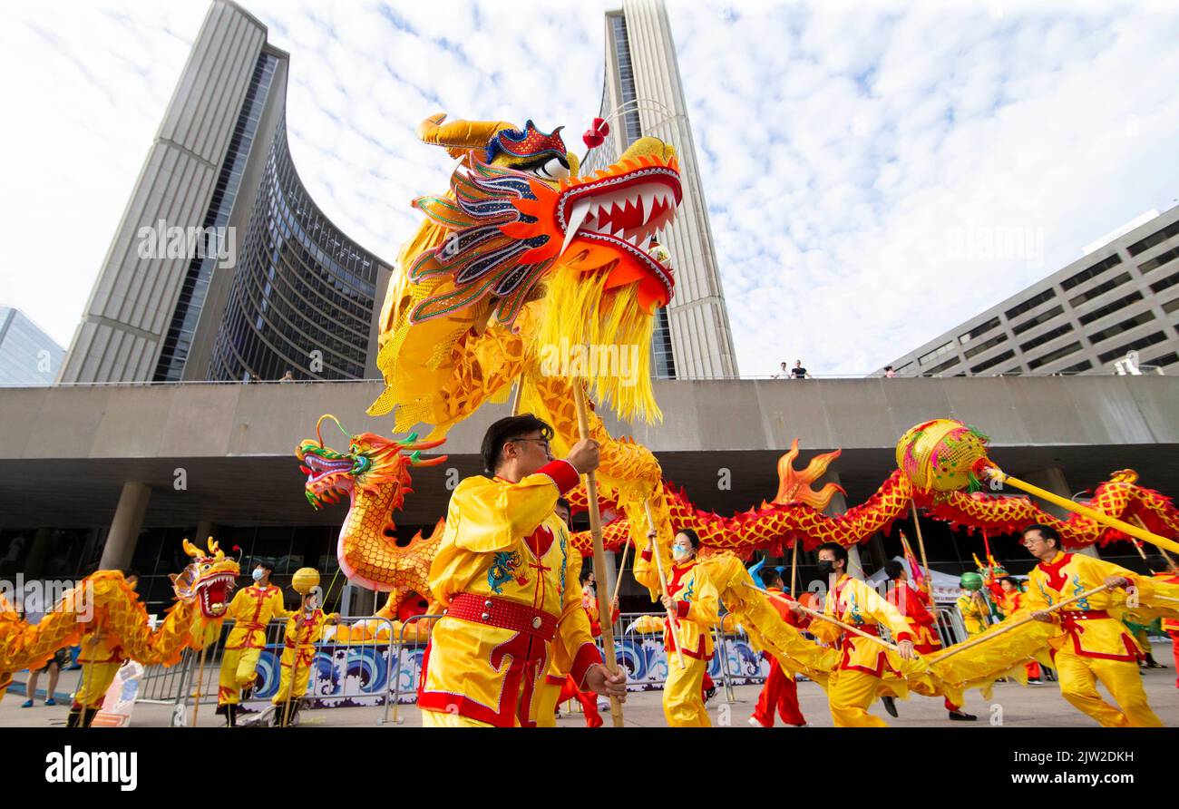 Toronto, Canada. 2nd septembre 2022. Des danseurs de dragon se produisent pendant le Toronto Dragon Festival à Nathan Phillips Square à Toronto, Canada, le 2 septembre 2022. Organisé par l'Association canadienne des arts de la scène chinois (ACCPA), cet événement annuel a lieu ici du 2 au 4 septembre pour promouvoir la culture traditionnelle chinoise par le biais des arts de la scène, des expositions artisanales, des vendeurs d'aliments et plus encore. Credit: Zou Zheng/Xinhua/Alamy Live News Banque D'Images