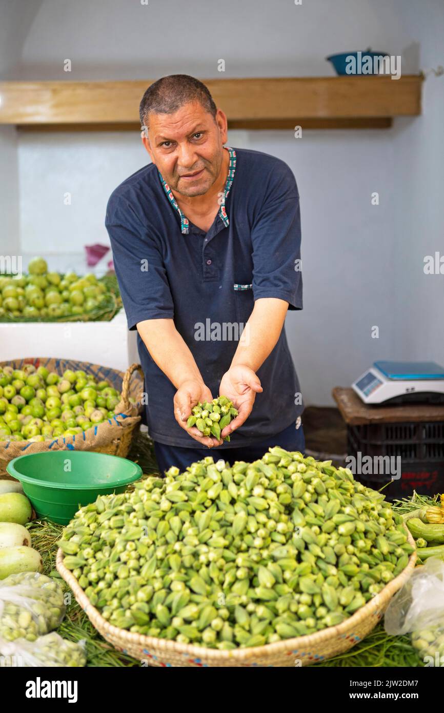 Homme marocain avec okra, vieille ville, Fès, Maroc Banque D'Images