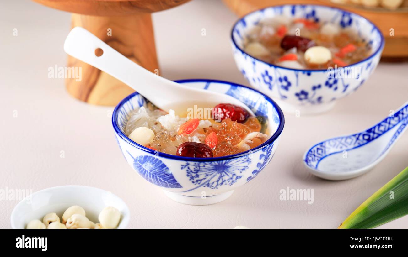 Dessert au Triple collagène de Gum de pêche (Tao Jiao ou Cheng Teng), boissons traditionnelles chinoises de rafraîchissement contient du gomme de pêche, du nest d'oiseau, des dattes rouges, de la neige F. Banque D'Images