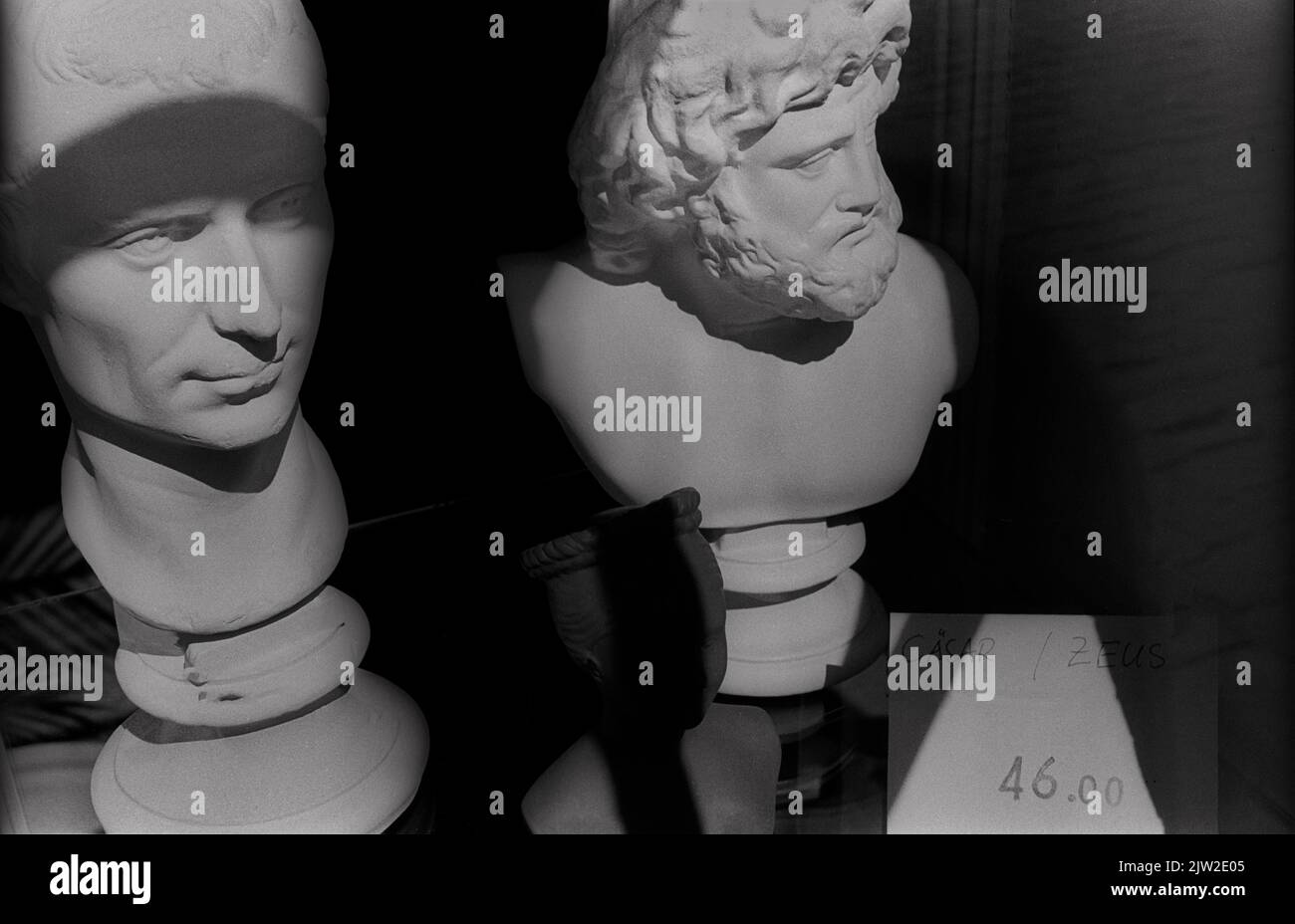 GDR, Berlin, 17. 4. 1988, bustes en vente dans une vitrine de Dimitroffstrasse, Caesar, Zeus, 46, -M (de la RDA) Banque D'Images