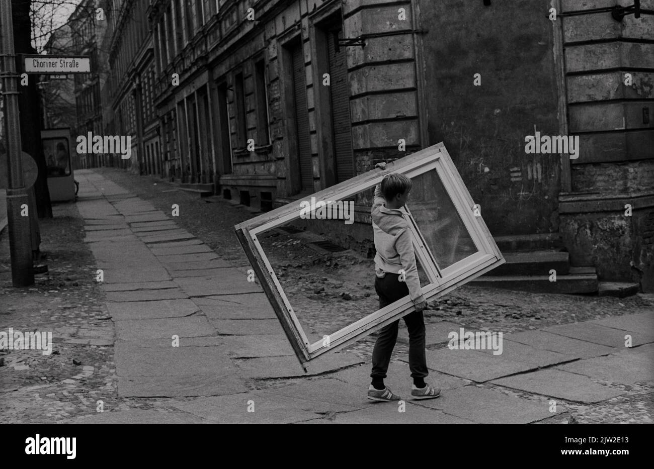 GDR, Berlin, 2. 4. 1988, enfant avec cadre de fenêtre à Choriner Strasse, à l'angle de Fehrbelliner Strasse Banque D'Images