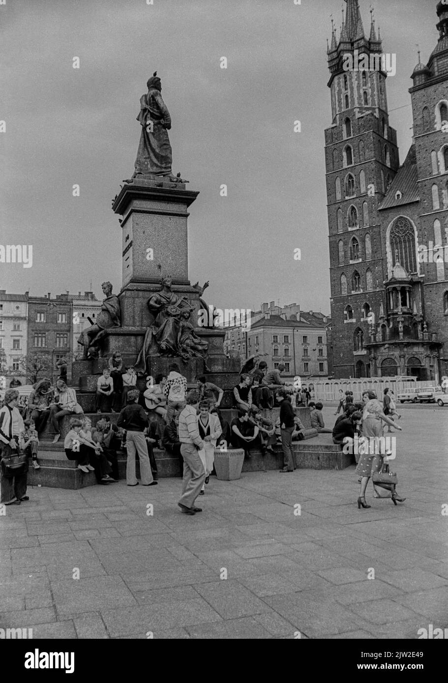 Pologne, Cracovie, 22. 06. 1977, carnaval étudiant de Juwenalia, musique, au monument, place du marché, Vieille ville, église Sainte-Marie Banque D'Images
