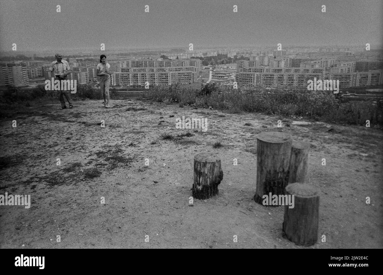 GDR, Berlin, 16. 6. 1988, sur le Kienberg à Hellersdorf . . Nouvelle zone de développement, domaine de logement préfabriqué, deux visiteurs Banque D'Images