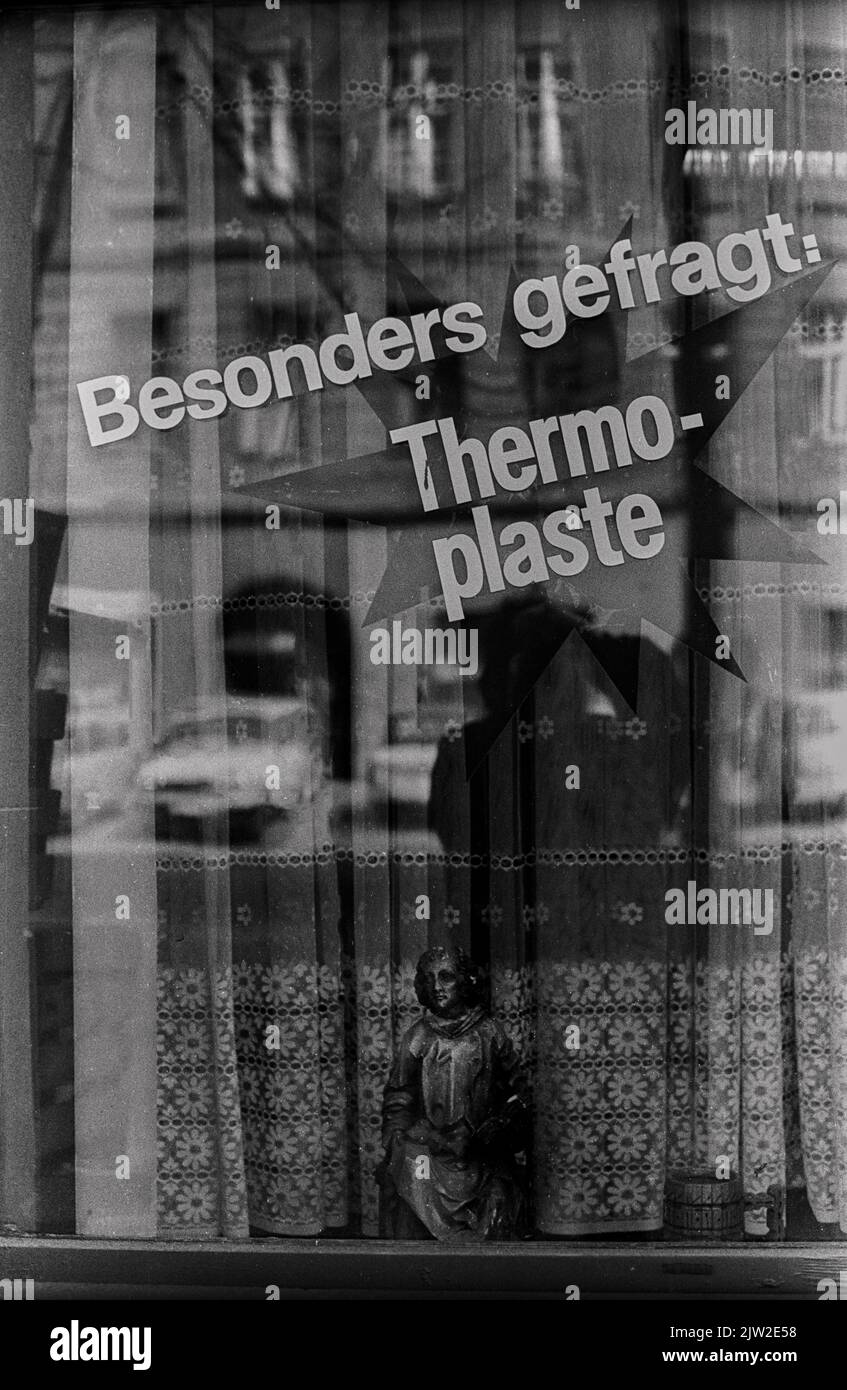 GDR, Berlin, 5. 4. 1988, fenêtre d'affichage d'un matériau usagé réception: En particulier en demande: Thermoplastiques Banque D'Images