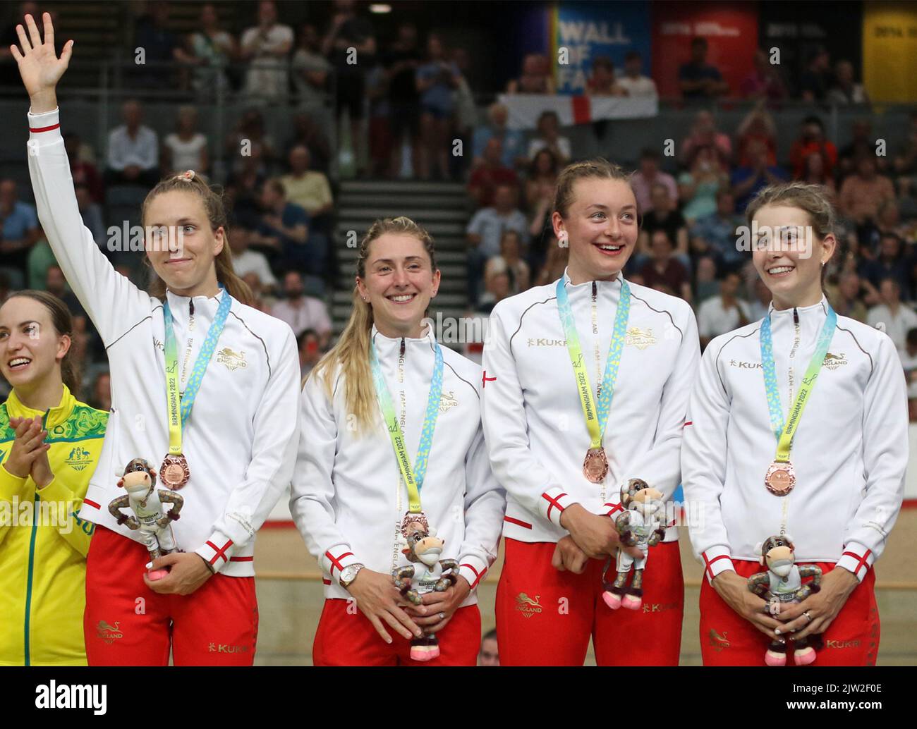 Laura Kenny célèbre son succès avec les coéquipiers Josie Knight, Maddie Leech et Sophie Lewis qui ont remporté la médaille de bronze dans la course à pied de l'équipe féminine 4000m lors des matchs du Commonwealth 2022 dans le Vélodrome, parc olympique Queen Elizabeth, Londres. Banque D'Images