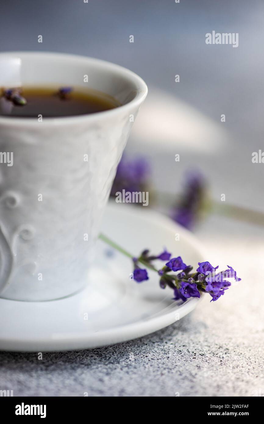 Café expresso avec lavande sur fond de béton Banque D'Images