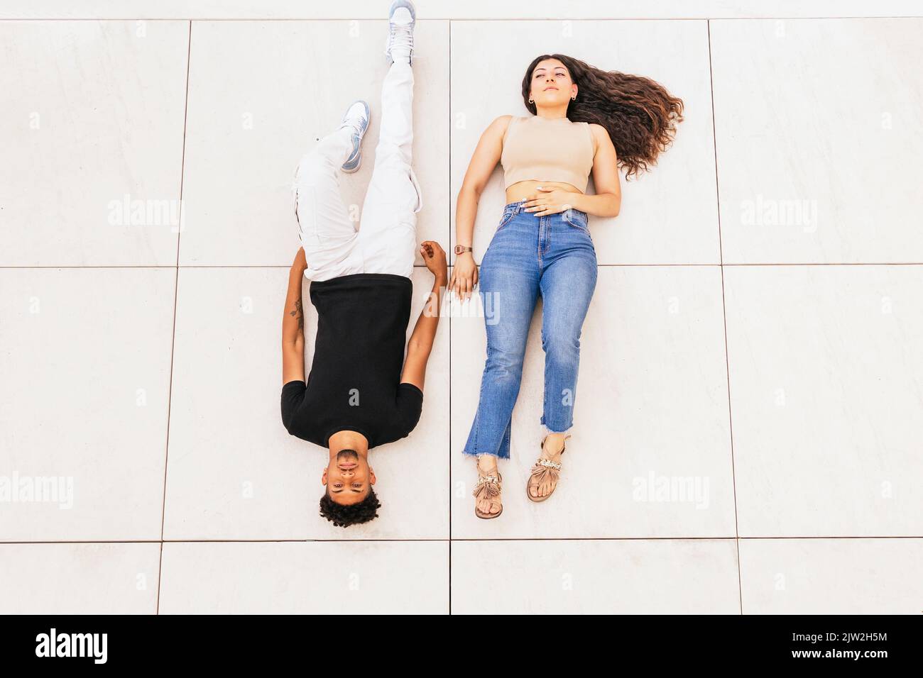 Vue en grand angle sur les jeunes et les jeunes mariés qui se trouvent sur le sol Banque D'Images