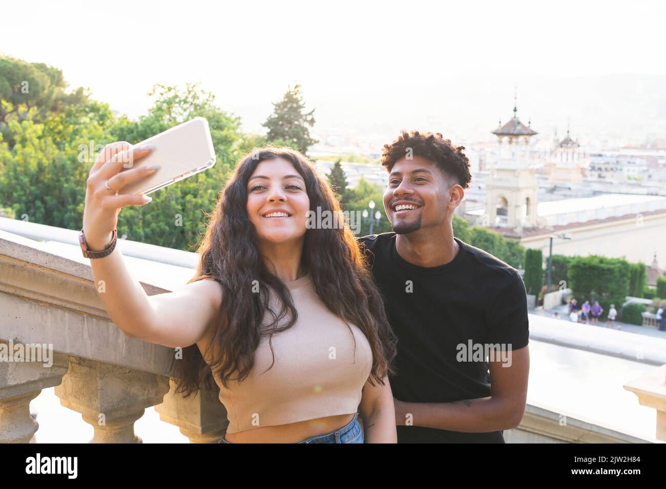Un jeune couple souriant prend le selfie sur un smartphone Banque D'Images