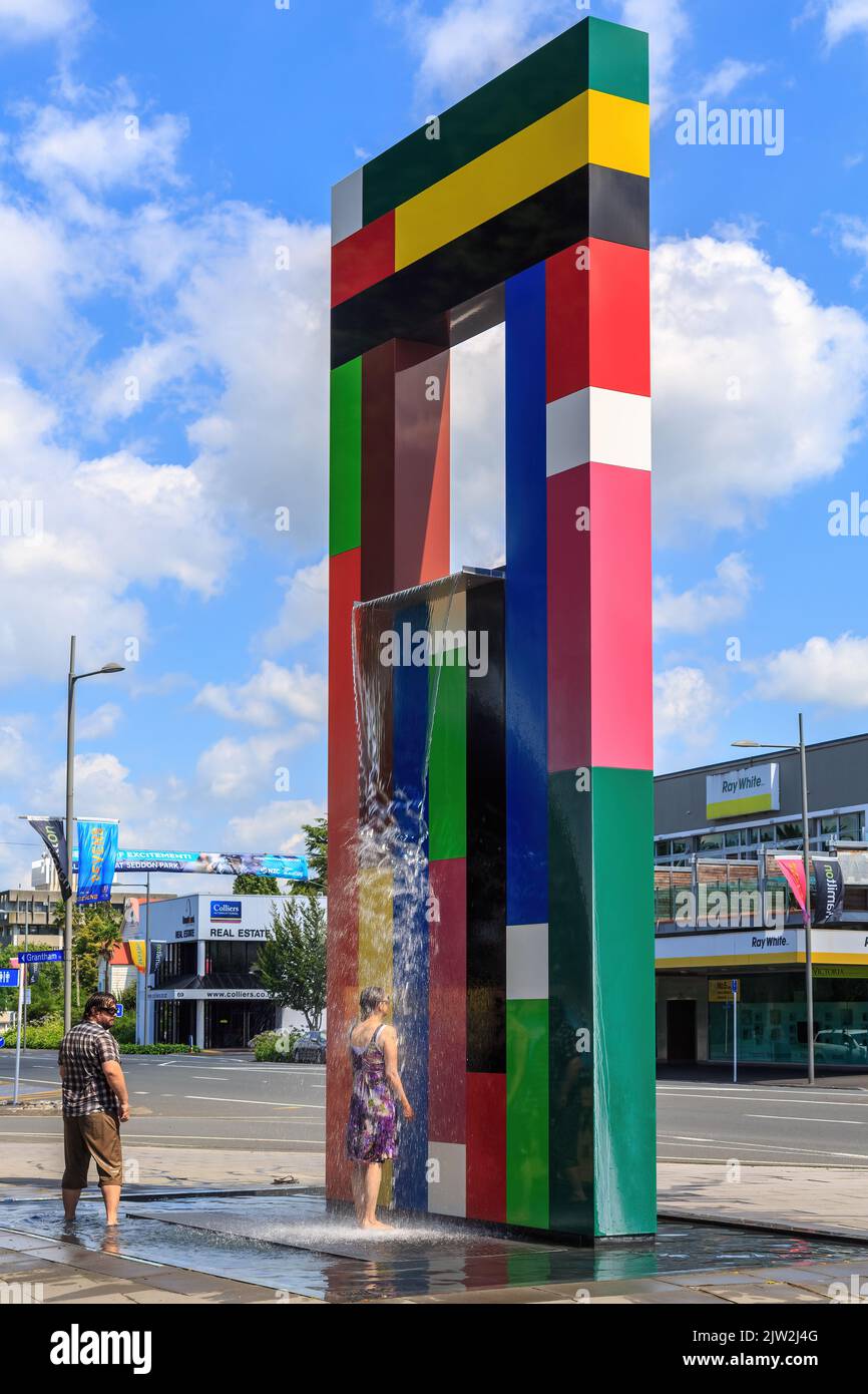 Une sculpture colorée et un élément d'eau appelé « langue du chien » à Hamilton, en Nouvelle-Zélande Banque D'Images
