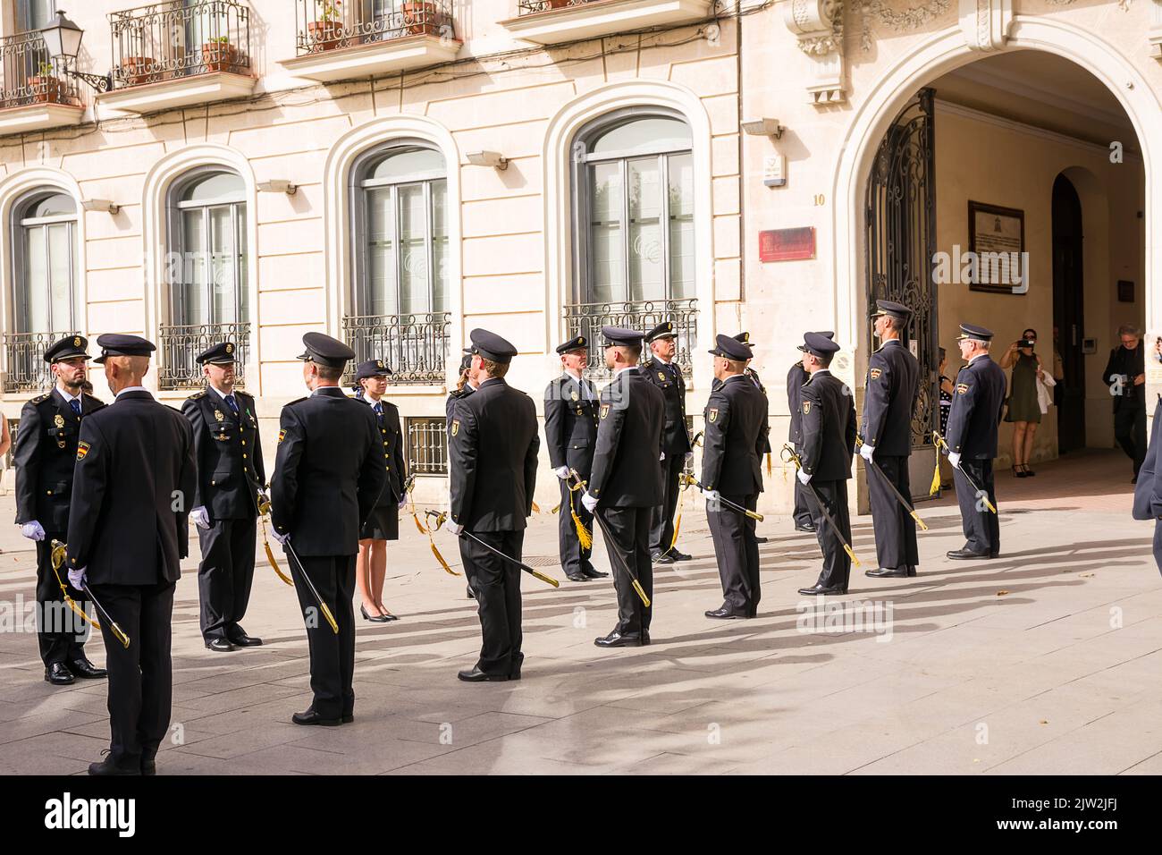 Alcala de Henares, Espagne - 18 juin 2022 : piquet d'honneur militaire à la sortie des newlyweds sur la place Cervantes à Alcala de Henares Banque D'Images
