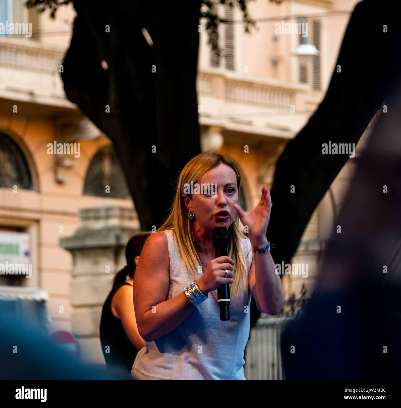 Cagliari, Sardaigne, Italie: SEP 22 2022: Giorgia Meloni Fratelli d'Italia sur la scène du rallye à cagliari discuter de nouvelles élections Piazza del Banque D'Images