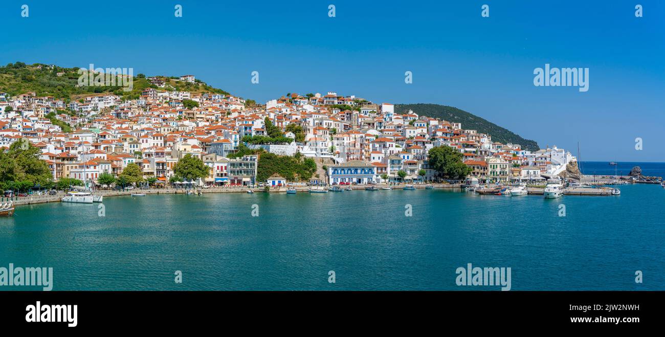 Vue sur la vieille ville et la mer depuis le ferry, la ville de Skopelos, l'île de Skopelos, les îles Sporades, les îles grecques, Grèce, Europe Banque D'Images