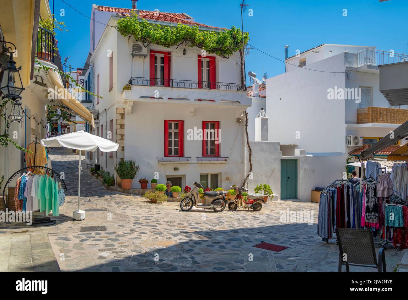 Vue sur les magasins dans la rue étroite, la ville de Skopelos, l'île de Skopelos, les îles Sporades, les îles grecques, Grèce, Europe Banque D'Images