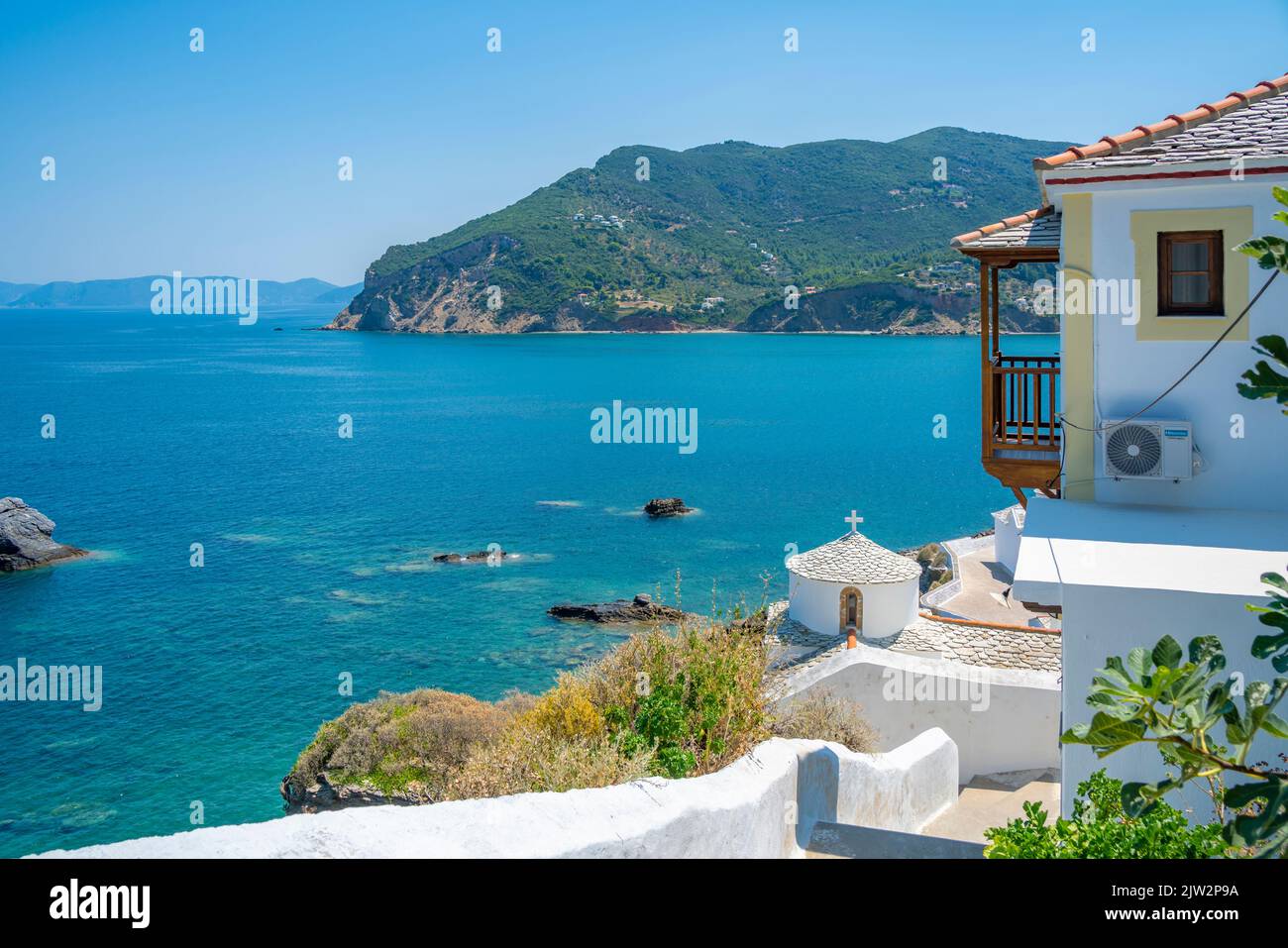 Vue sur les maisons blanchies à la chaux surplombant la mer, la ville de Skopelos, l'île de Skopelos, les îles Sporades, les îles grecques, Grèce, Europe Banque D'Images