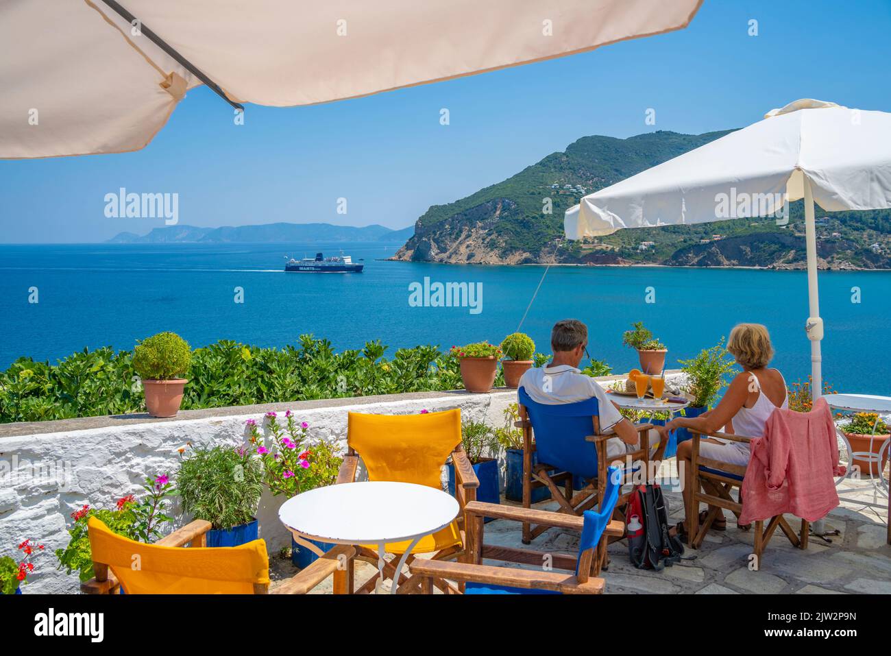 Vue sur le café surplombant la mer, la ville de Skopelos, l'île de Skopelos, les îles Sporades, les îles grecques, Grèce, Europe Banque D'Images