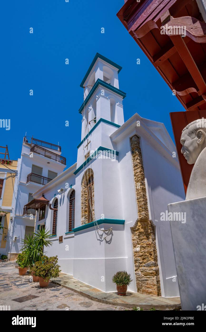 Vue sur l'église blanchie à la chaux, la ville de Skopelos, l'île de Skopelos, les îles Sporades, les îles grecques, Grèce, Europe Banque D'Images