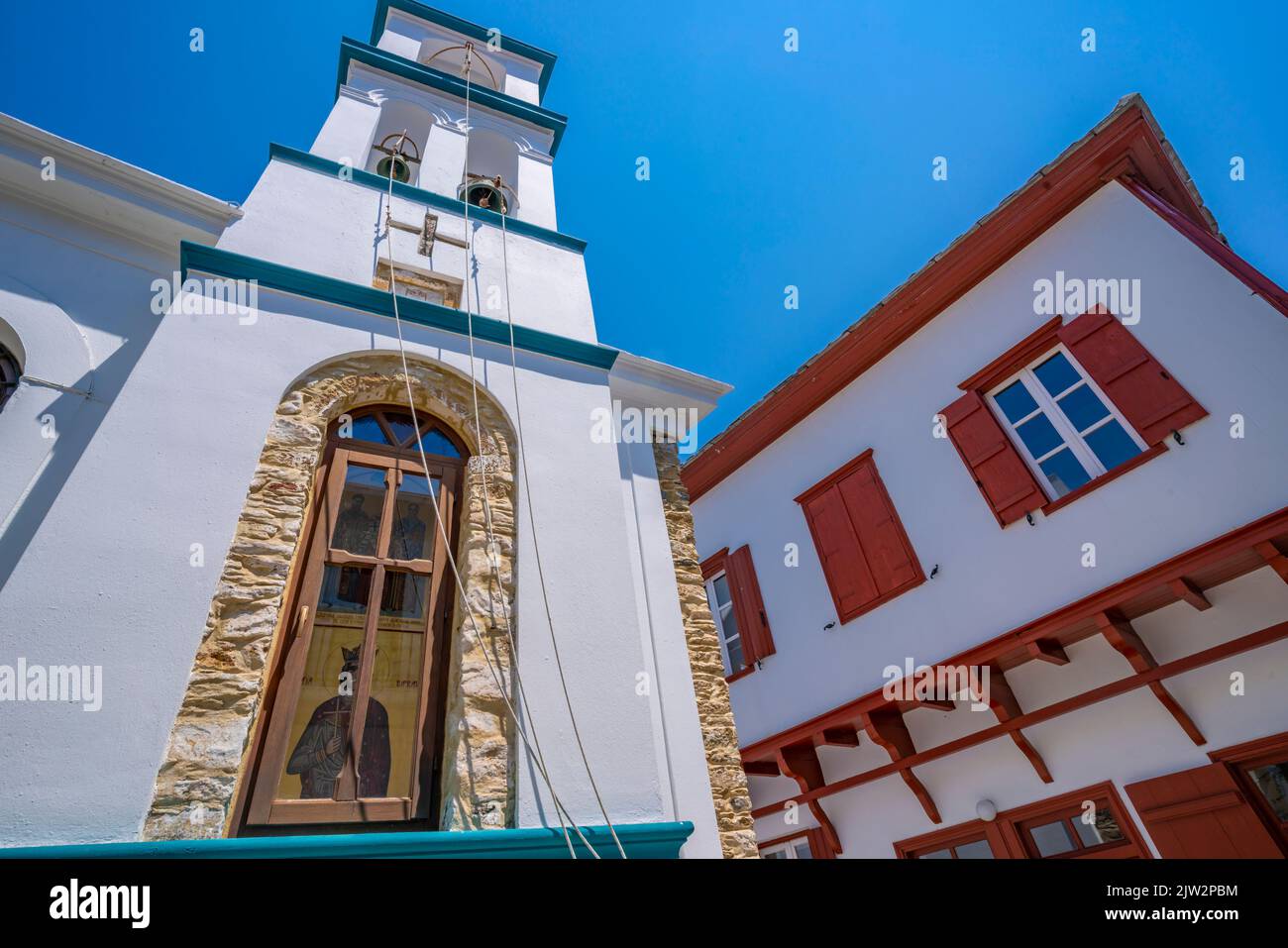 Vue sur l'église blanchie à la chaux, la ville de Skopelos, l'île de Skopelos, les îles Sporades, les îles grecques, Grèce, Europe Banque D'Images