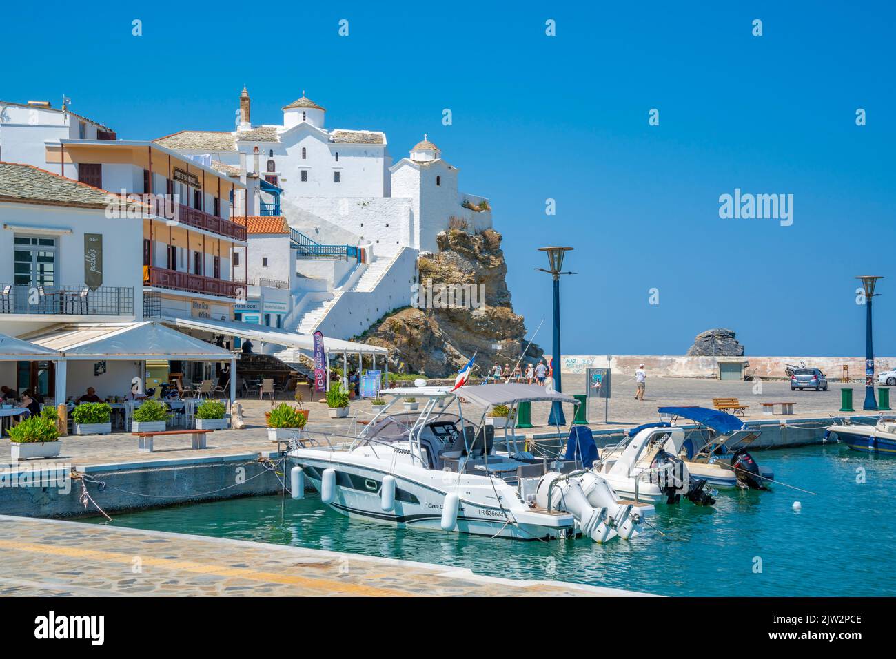 Vue sur la ville surplombant le port, la ville de Skopelos, l'île de Skopelos, les îles Sporades, les îles grecques, Grèce, Europe Banque D'Images