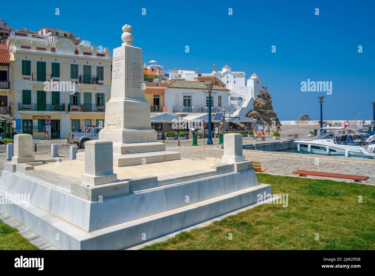 Vue sur la ville et le mémorial surplombant le port, la ville de Skopelos, l'île de Skopelos, les îles Sporades, les îles grecques, Grèce, Europe Banque D'Images