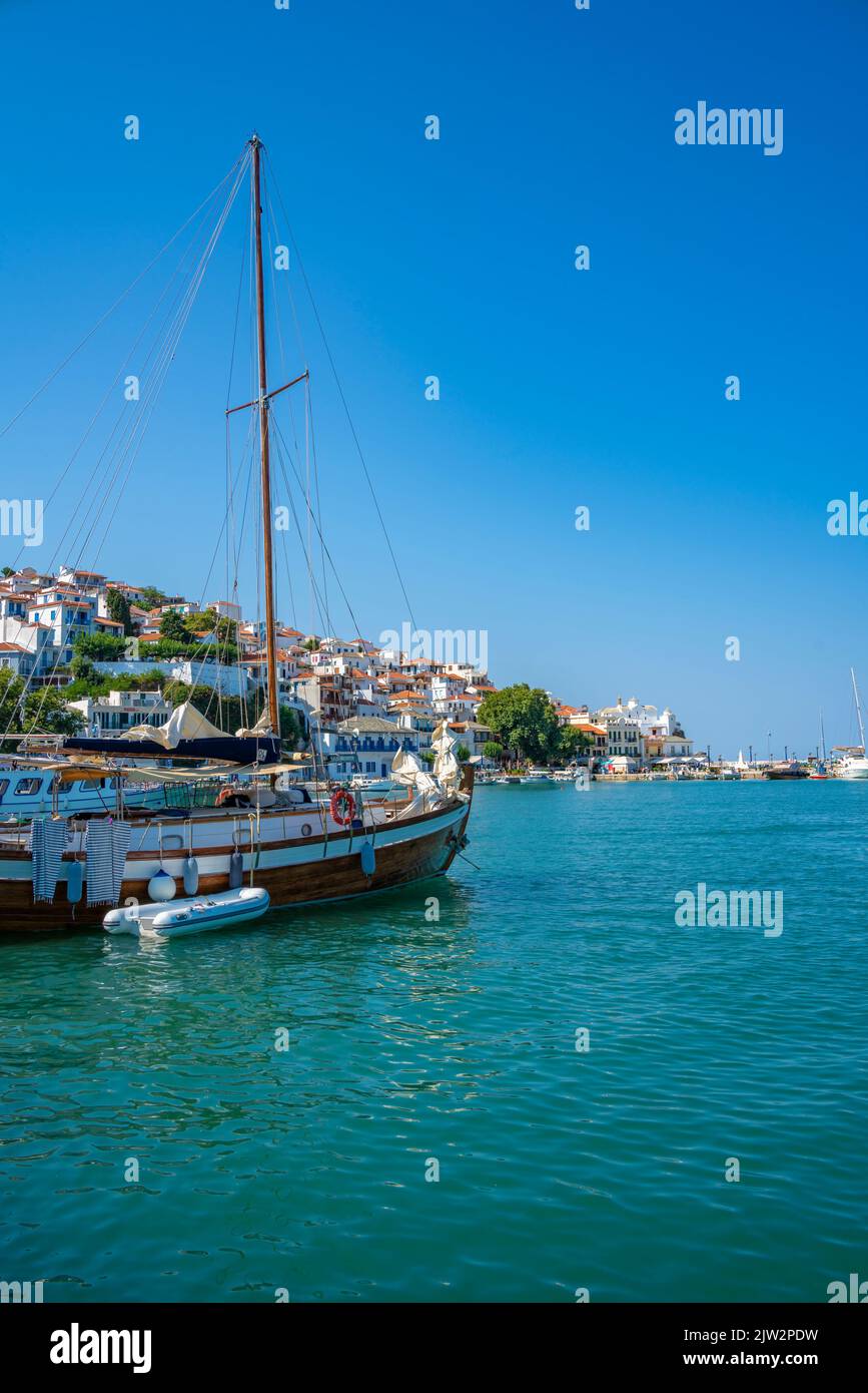 Vue sur la vieille ville et la mer, la ville de Skopelos, l'île de Skopelos, les îles Sporades, les îles grecques, Grèce, Europe Banque D'Images