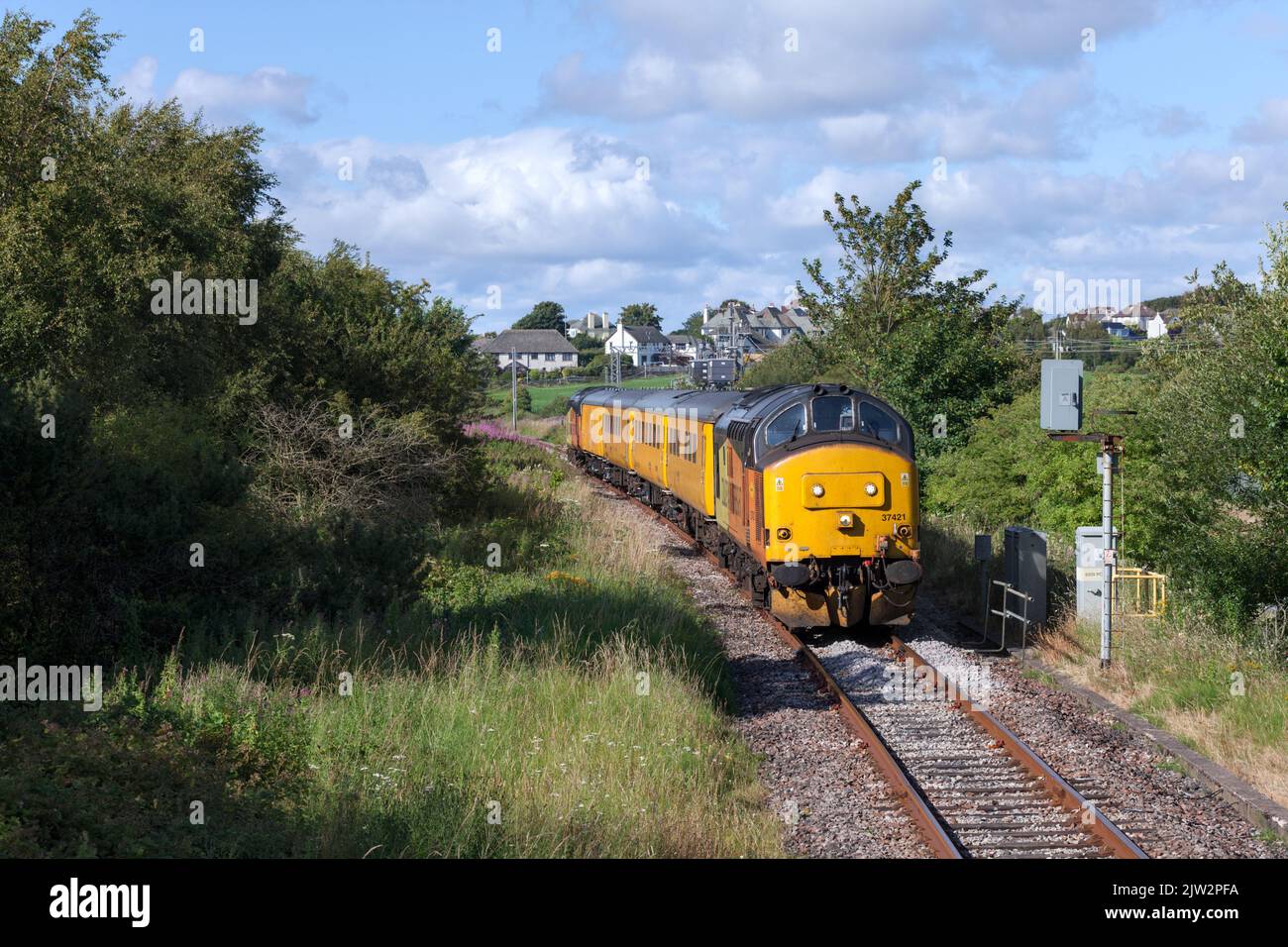 Colas Rail Freight classe 37 locomotive 37421 transport d'un train d'essai d'inspection de voie ferroviaire de réseau le long de la courbe de Hest Bank, Lancashire Banque D'Images