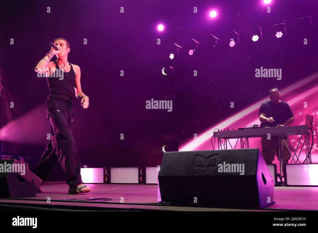 Prato, Italie. 02nd septembre 2022. SanGiovanni en concert pendant le concert de musique de la chanteuse italienne Sangiovanni sur 02 septembre 2022 à la piazza duomo à prato, Italie (photo par Andrea Martini/LiveMedia) crédit: SIPA US/Alamy Live News Banque D'Images