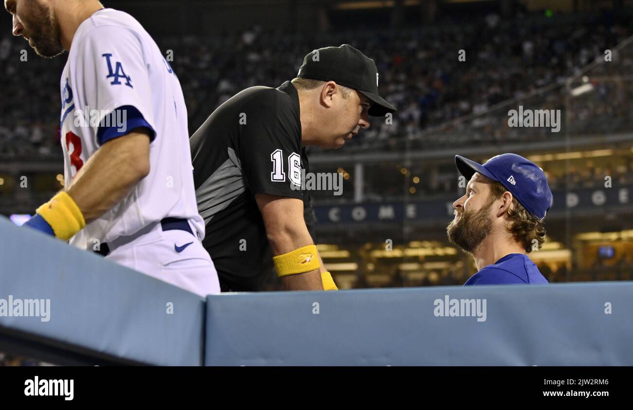 Clayton Kershaw, le pichet des Dodgers de Los Angeles, et lance Barret, troisième juge-arbitre de la base, s'engagent dans une conversation après que les Dodgers et les San Diego Padres ont plongé dans une épreuve de baseball après que Dustin May ait frappé Brandon Drury à la tête avec un pichet contre les San Diego Padres au Dodger Stadium À Los Angeles, vendredi, 2 septembre 2022. Les deux bancs ont été prévenus dans le sixième repas quand Yu Darvish a frappé Dodgers Catcher Will Smith avec un terrain. Smith est devenu le quatrième joueur frappé par un terrain dans le jeu et il est venu un repas après que Drury a pris un terrain de son casque de bategarger. Photo par Banque D'Images