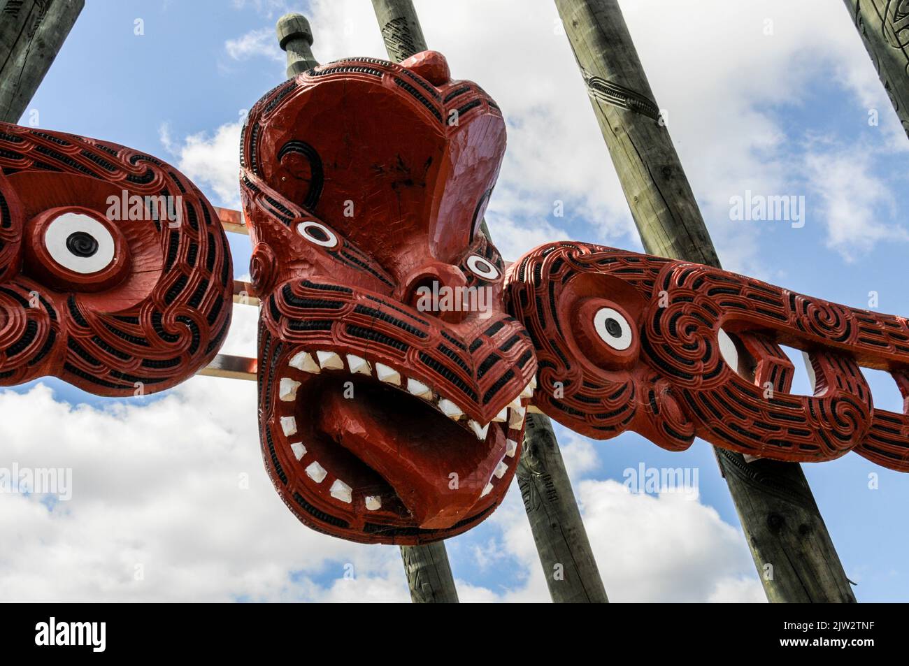 Une face en bois maori sculptée au-dessus de la porte principale maori sculptée menant à l'Institut te Puia Maori Arts & Crafts à Rotorua, sur l'île du Nord, dans la Nouvelle-île Banque D'Images