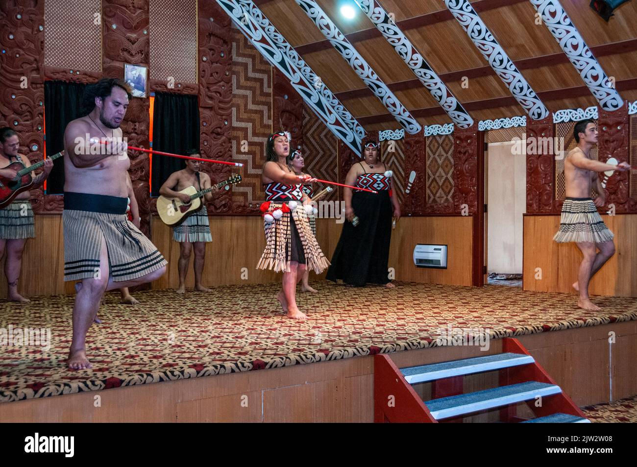 Tamaki Maori donne une danse culturelle sur scène à l'intérieur de la Wharenui (Maori Meeting House) pour le bénéfice des visiteurs à te Puia Whakarewarewa Banque D'Images