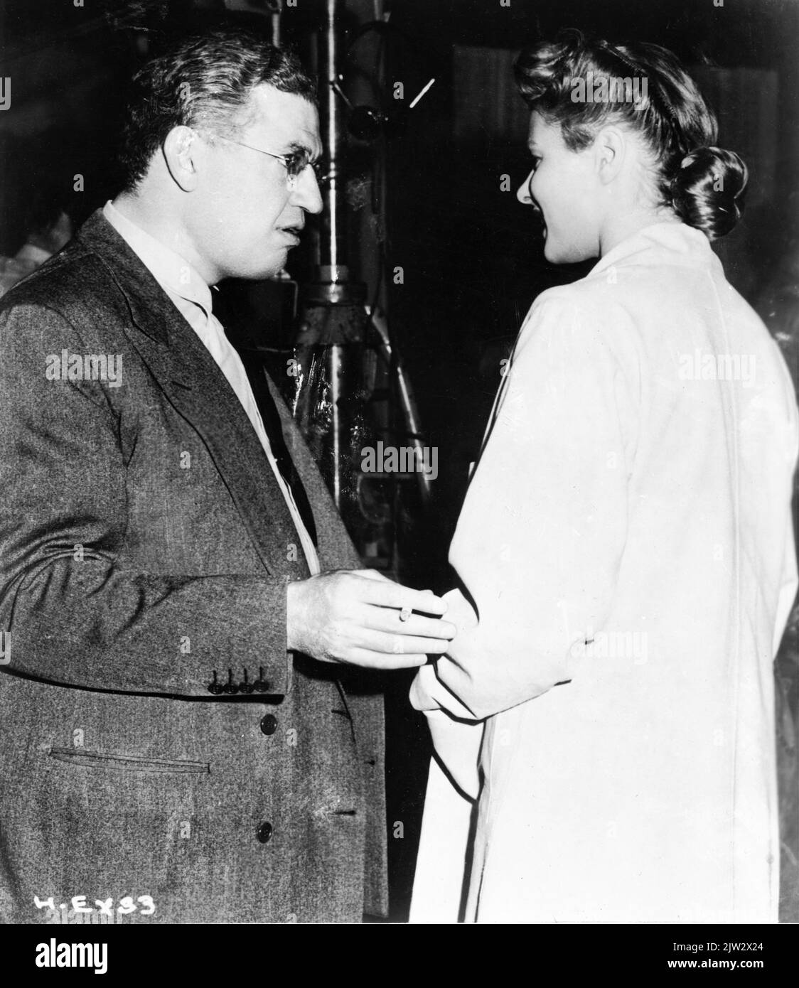 Le producteur DAVID O. SELZNICK et INGRID BERGMAN sur scène chandide pendant le tournage du SPELLEBOUND 1945 réalisateur ALFRED HITCHCOCK scénario Ben Hecht Selznick International Pictures / Vanguard films / United Artists Banque D'Images