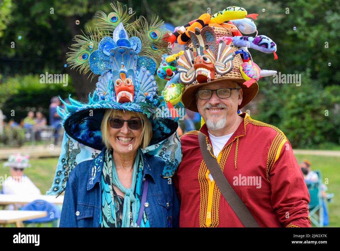 Bridport, Dorset, Royaume-Uni. 3rd septembre 2022. Chris Proctor et John Davies avec le port de chapeaux colorés au festival de chapeau de Bridport à Dorset photo Credit: Graham Hunt/Alamy Live News Banque D'Images