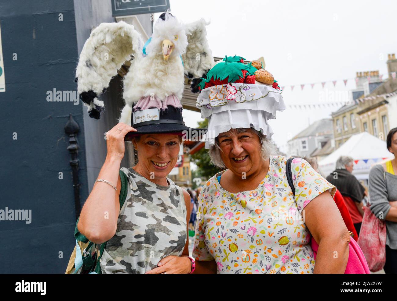 Bridport, Dorset, Royaume-Uni. 3rd septembre 2022. Lizz Connolly et Caroline Dommett avec leurs chapeaux à thème mouette et gâteau au festival de chapeau de Bridport à Dorset photo Credit: Graham Hunt/Alamy Live News Banque D'Images