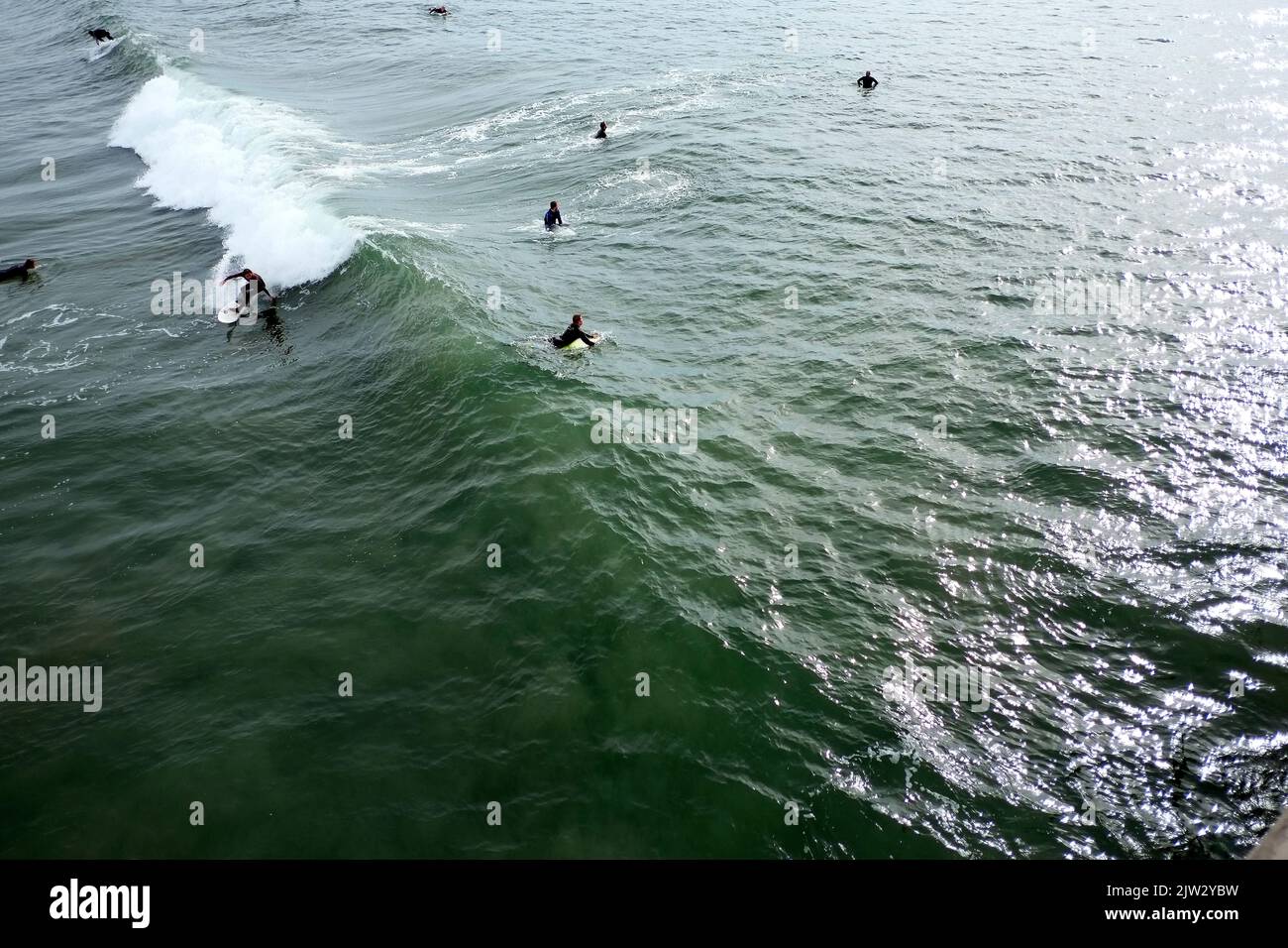 2014 California stock. 6/1/14 Surfers dans l'océan Pacifique au large de Huntington Beach, Californie. Banque D'Images