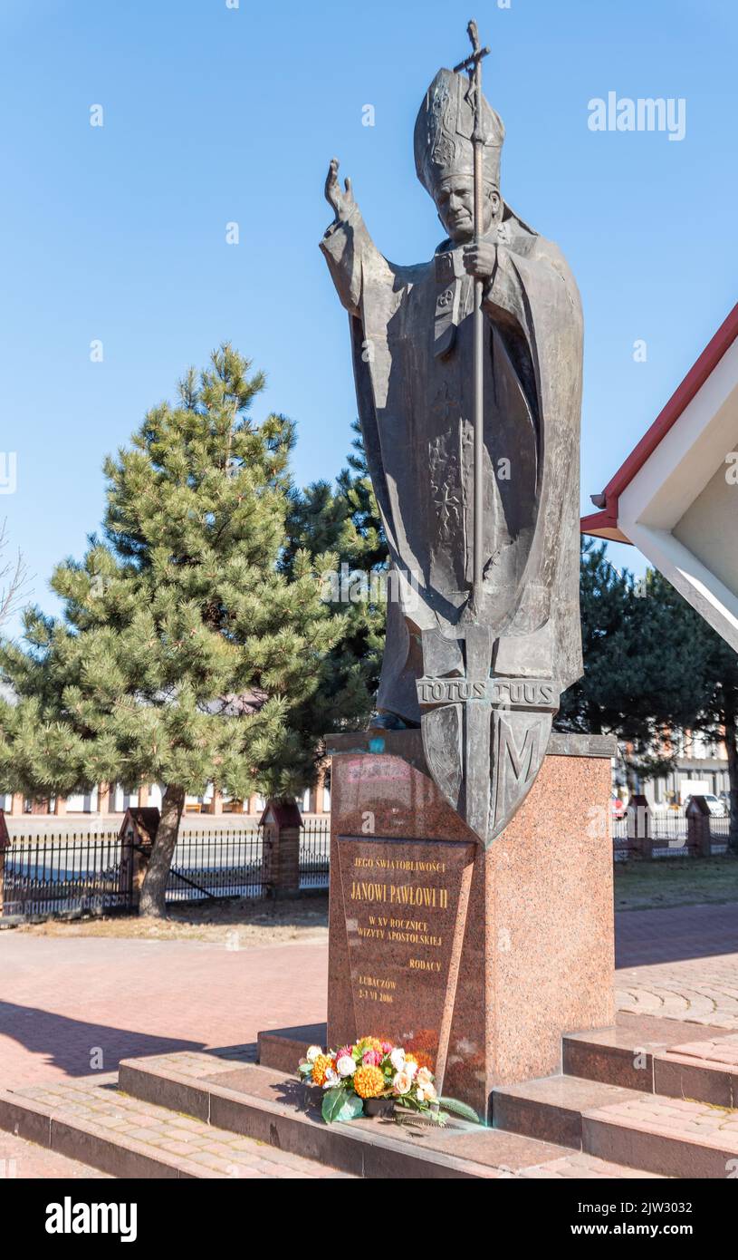 Lubaczow, Pologne - 11 mars 2022: Monument du Pape Jean-Paul II à Lubaczow. Pôle Saint. Banque D'Images