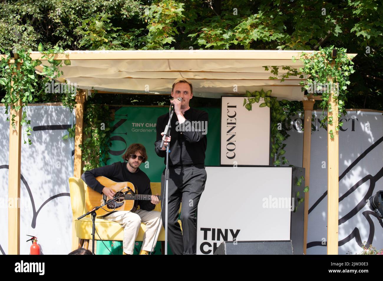 Hamish Hawk exécutant un set acoustique secret à l'étape Tiny Changes du Connect Festival au Royal Highland Center le 28th août 2022 Banque D'Images