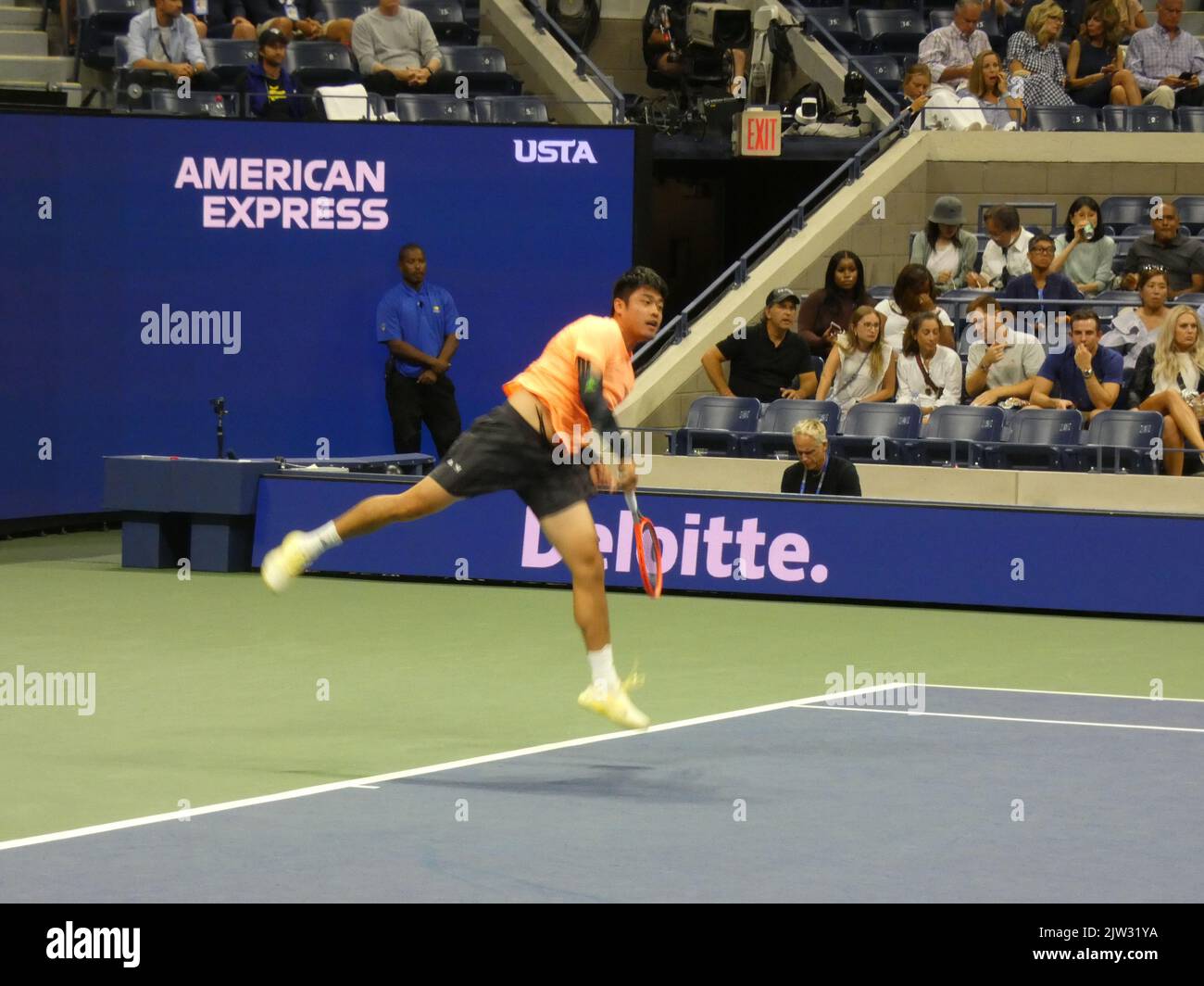 New York, États-Unis. . 03rd septembre 2022. Championnat de tennis américain 2022, Flushing Meadows, NY, États-Unis. 2 septembre 2022. Lors du tournoi de tennis américain Open 2022, le challenger Wu Yibing ne parvient pas à déjouer le champion américain Open 2021 Daniil Medvedev en trois séries (6-4, 6-2, 6-2), faisant néanmoins de l'histoire le premier joueur de tennis chinois masculin à passer à la compétition ronde 3rd lors d'un tournoi américain Open. Crédit: ©Julia Mineeva/EGBN TV News/Alamy Live News crédit: Julia Mineeva/EGBN TV News/Alamy Live News/Alamy Live News Banque D'Images