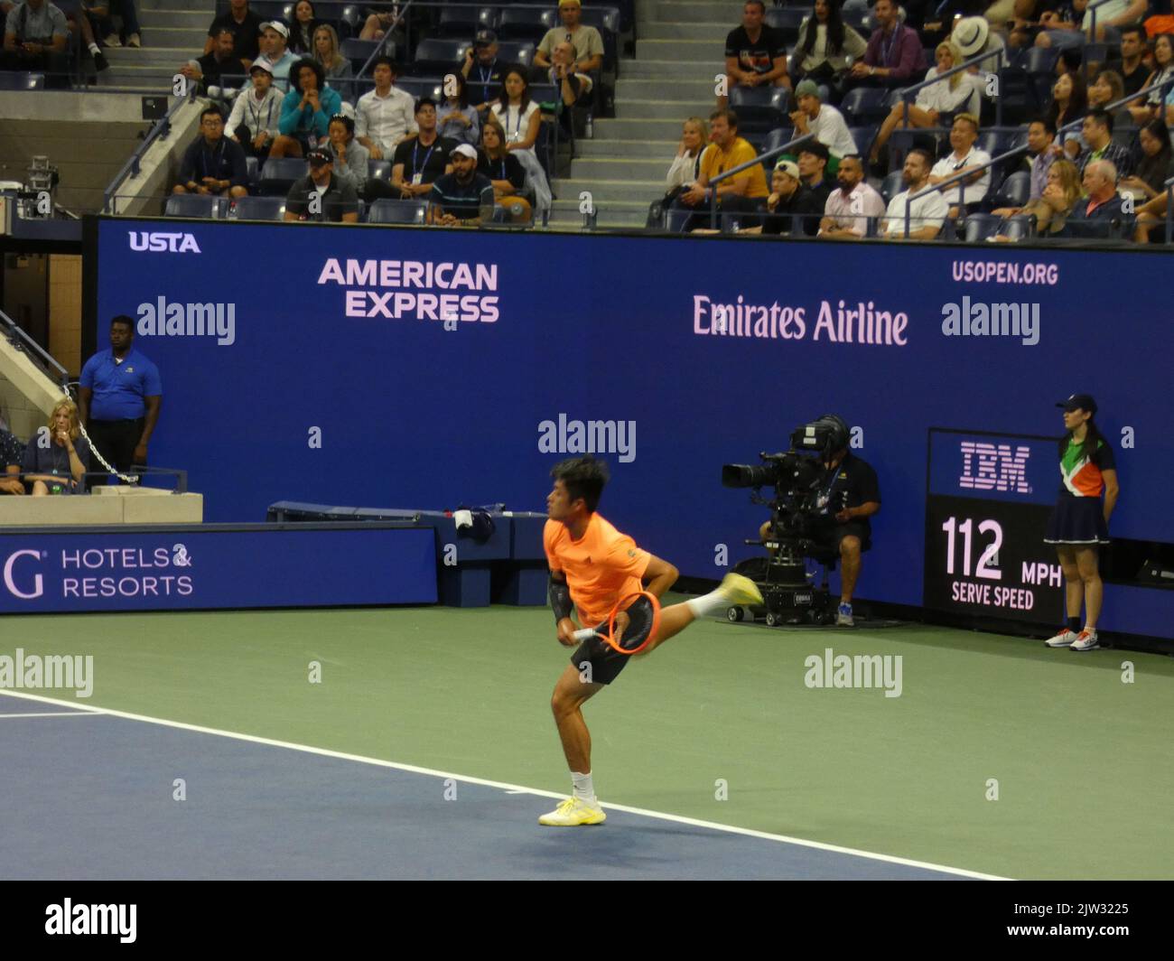 New York, États-Unis. . 03rd septembre 2022. Championnat de tennis américain 2022, Flushing Meadows, NY, États-Unis. 2 septembre 2022. Lors du tournoi de tennis américain Open 2022, le challenger Wu Yibing ne parvient pas à déjouer le champion américain Open 2021 Daniil Medvedev en trois séries (6-4, 6-2, 6-2), faisant néanmoins de l'histoire le premier joueur de tennis chinois masculin à passer à la compétition ronde 3rd lors d'un tournoi américain Open. Crédit: ©Julia Mineeva/EGBN TV News/Alamy Live News crédit: Julia Mineeva/EGBN TV News/Alamy Live News/Alamy Live News Banque D'Images