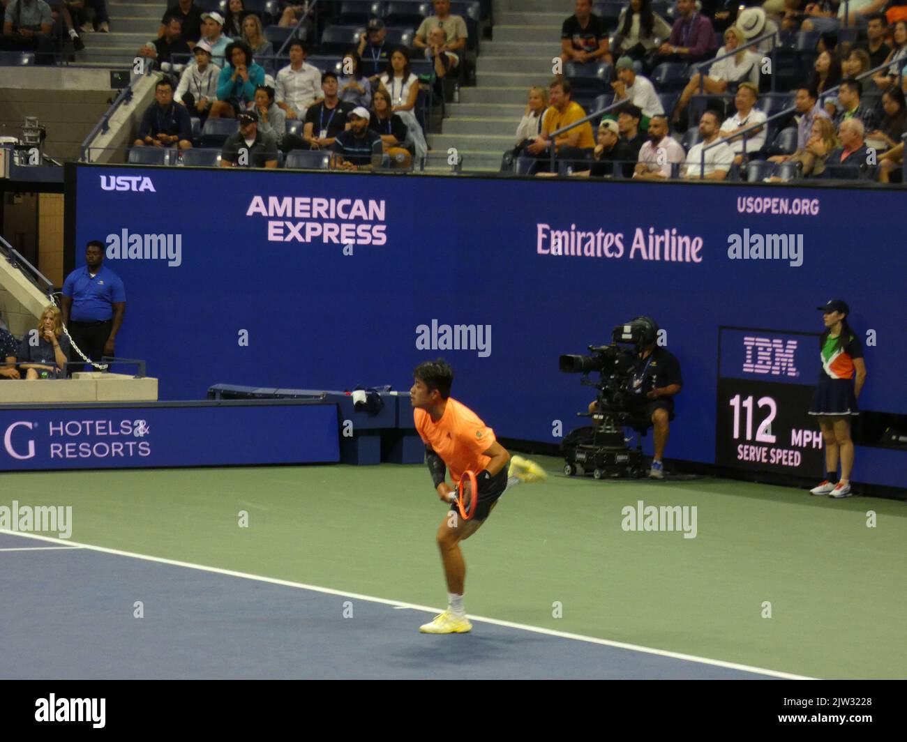 New York, États-Unis. . 03rd septembre 2022. Championnat de tennis américain 2022, Flushing Meadows, NY, États-Unis. 2 septembre 2022. Lors du tournoi de tennis américain Open 2022, le challenger Wu Yibing ne parvient pas à déjouer le champion américain Open 2021 Daniil Medvedev en trois séries (6-4, 6-2, 6-2), faisant néanmoins de l'histoire le premier joueur de tennis chinois masculin à passer à la compétition ronde 3rd lors d'un tournoi américain Open. Crédit: ©Julia Mineeva/EGBN TV News/Alamy Live News crédit: Julia Mineeva/EGBN TV News/Alamy Live News/Alamy Live News Banque D'Images