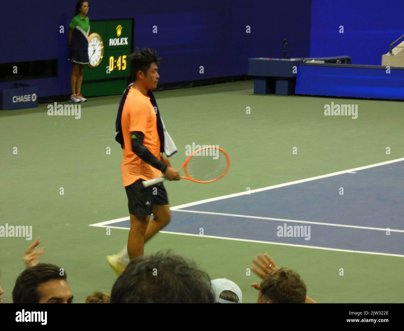 New York, États-Unis. . 03rd septembre 2022. Championnat de tennis américain 2022, Flushing Meadows, NY, États-Unis. 2 septembre 2022. Lors du tournoi de tennis américain Open 2022, le challenger Wu Yibing ne parvient pas à déjouer le champion américain Open 2021 Daniil Medvedev en trois séries (6-4, 6-2, 6-2), faisant néanmoins de l'histoire le premier joueur de tennis chinois masculin à passer à la compétition ronde 3rd lors d'un tournoi américain Open. Crédit: ©Julia Mineeva/EGBN TV News/Alamy Live News crédit: Julia Mineeva/EGBN TV News/Alamy Live News/Alamy Live News Banque D'Images