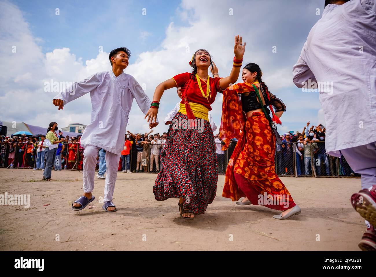 Katmandou, Népal. 03rd septembre 2022. Les dévotés népalais ont fait don de danses traditionnelles pendant le festival Gaura Parva à Katmandou. Le festival Gaura est célébré par des gens de l'extrême ouest du Népal pour commémorer le mariage de la déesse Gaura (Parvati) à Lord Shiva, en jeûnant toute la journée pour le bonheur et la prospérité de leur famille. Crédit : SOPA Images Limited/Alamy Live News Banque D'Images