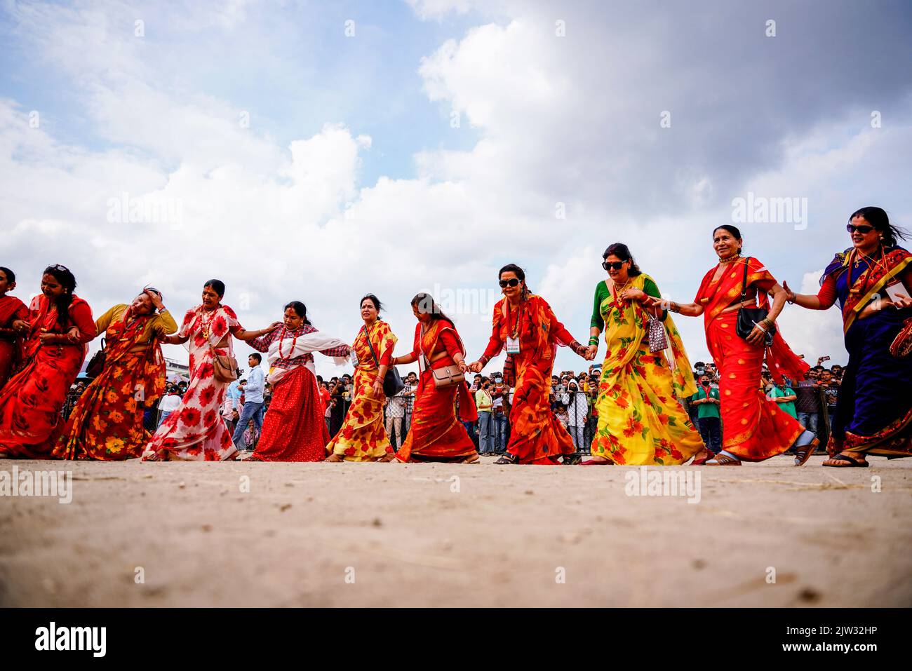 Katmandou, Népal. 03rd septembre 2022. Les dévotés népalais ont fait don de danses traditionnelles pendant le festival Gaura Parva à Katmandou. Le festival Gaura est célébré par des gens de l'extrême ouest du Népal pour commémorer le mariage de la déesse Gaura (Parvati) à Lord Shiva, en jeûnant toute la journée pour le bonheur et la prospérité de leur famille. (Photo de Skanda Gautam/SOPA Images/Sipa USA) crédit: SIPA USA/Alay Live News Banque D'Images