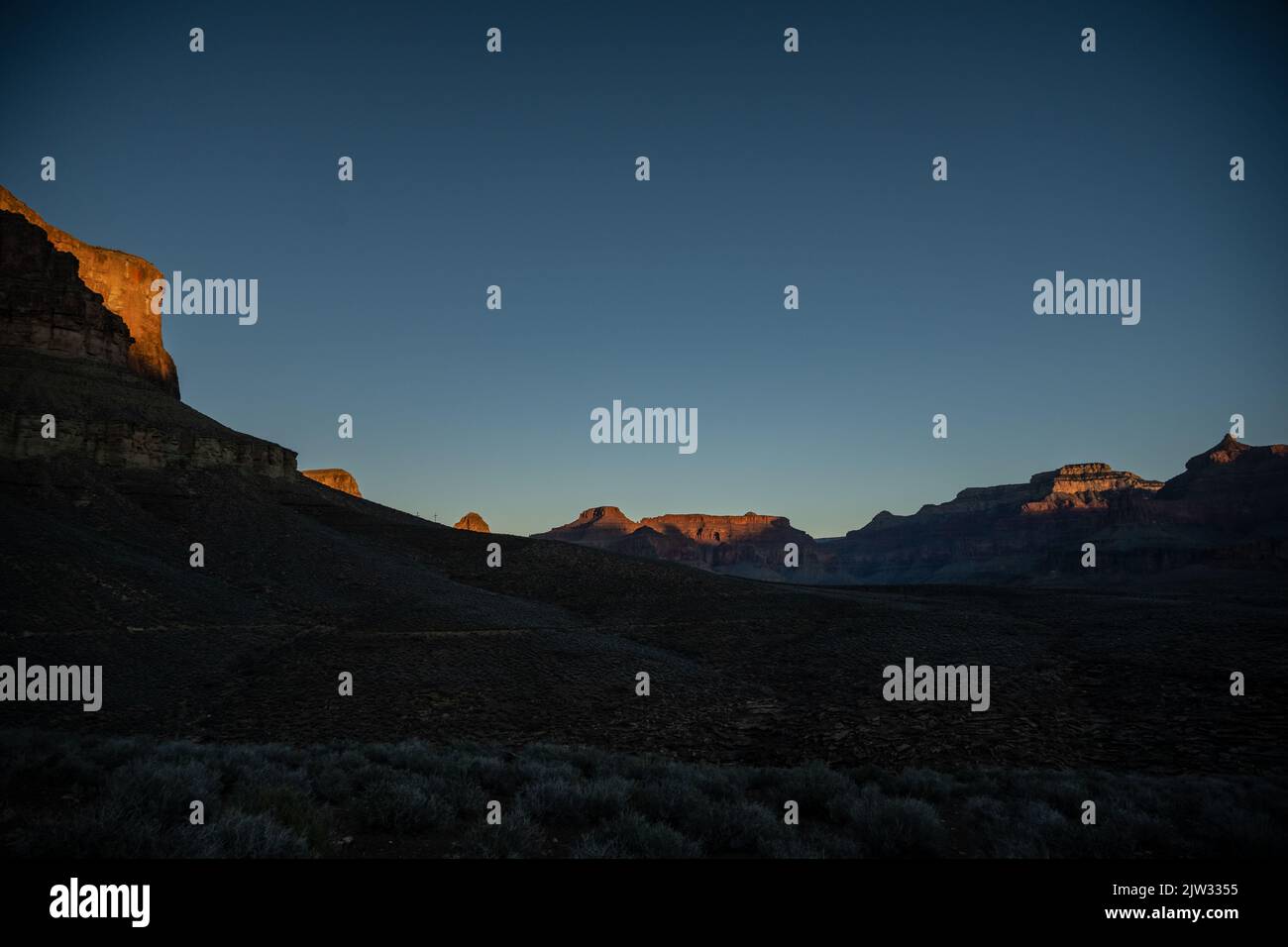 Le soleil du matin commence à mettre en valeur le plateau du Canyon depuis le plateau de Tonta dans le Grand Canyon Banque D'Images