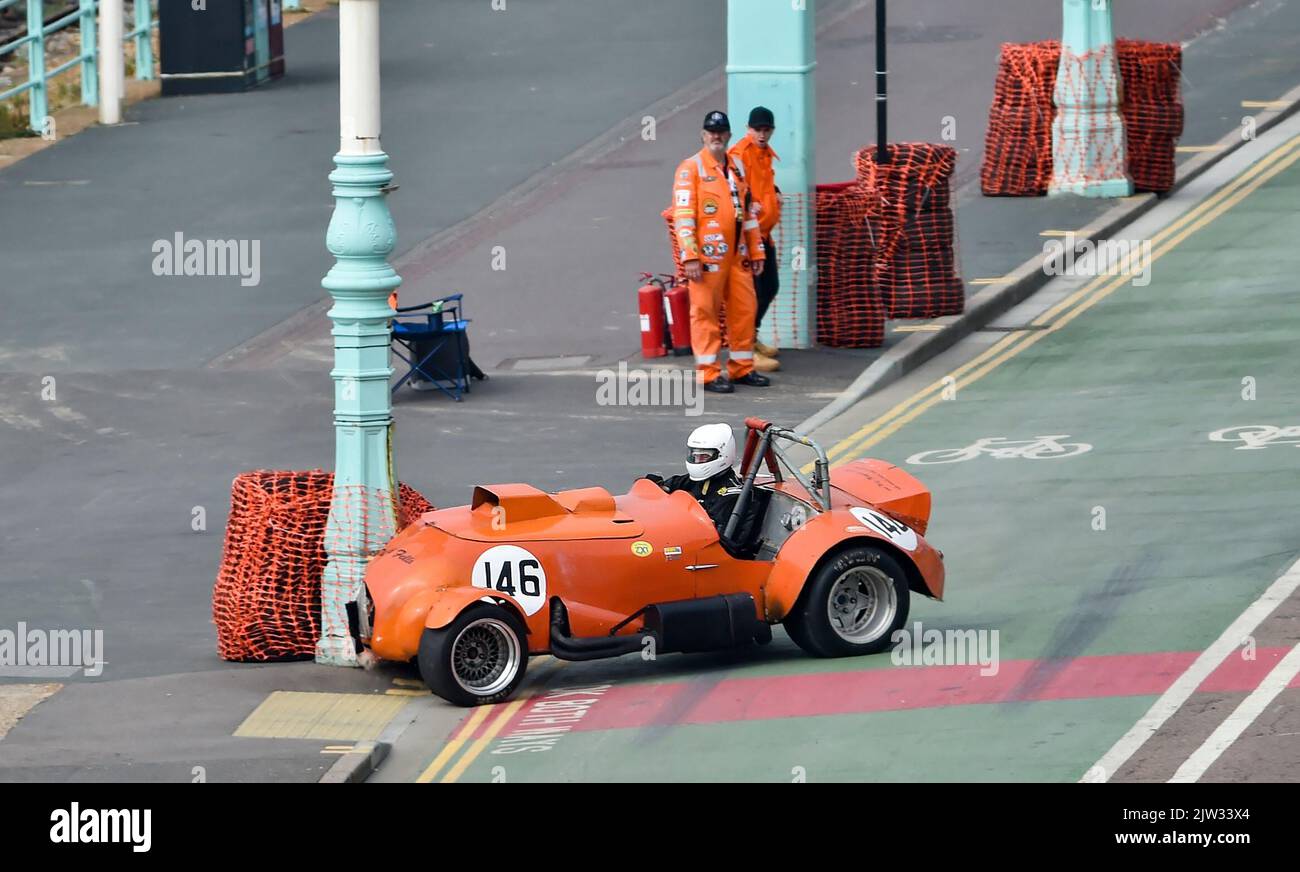 Brighton Royaume-Uni 3rd septembre 2022 - Jim Tiller, 88 ans, plante sa voiture Allard 1950 J2 et perd une roue avant lorsqu'il participe aux essais de vitesse nationaux de Brighton aujourd'hui . Jim, qui était l'un des anciens vainqueurs de l'événement, a été blessé et s'est éloigné sans aucune éraflure après avoir heurté un poteau de lampe de bord de mer. : Crédit Simon Dack / Alamy Live News Banque D'Images