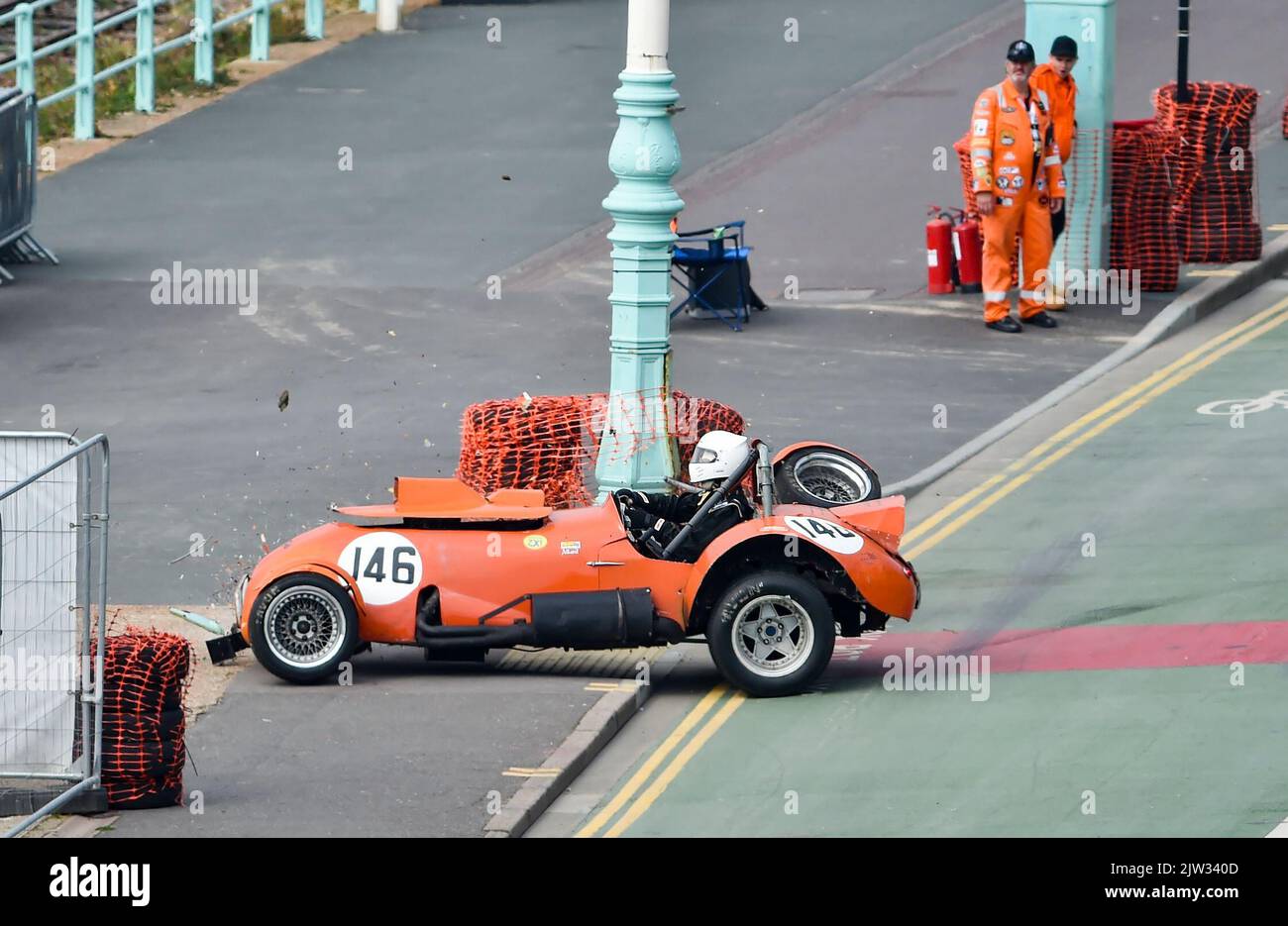 Brighton Royaume-Uni 3rd septembre 2022 - Jim Tiller, 88 ans, plante sa voiture Allard 1950 J2 et perd une roue avant lorsqu'il participe aux essais de vitesse nationaux de Brighton aujourd'hui . Jim, qui était l'un des anciens vainqueurs de l'événement, a été blessé et s'est éloigné sans aucune éraflure après avoir heurté un poteau de lampe de bord de mer. : Crédit Simon Dack / Alamy Live News Banque D'Images