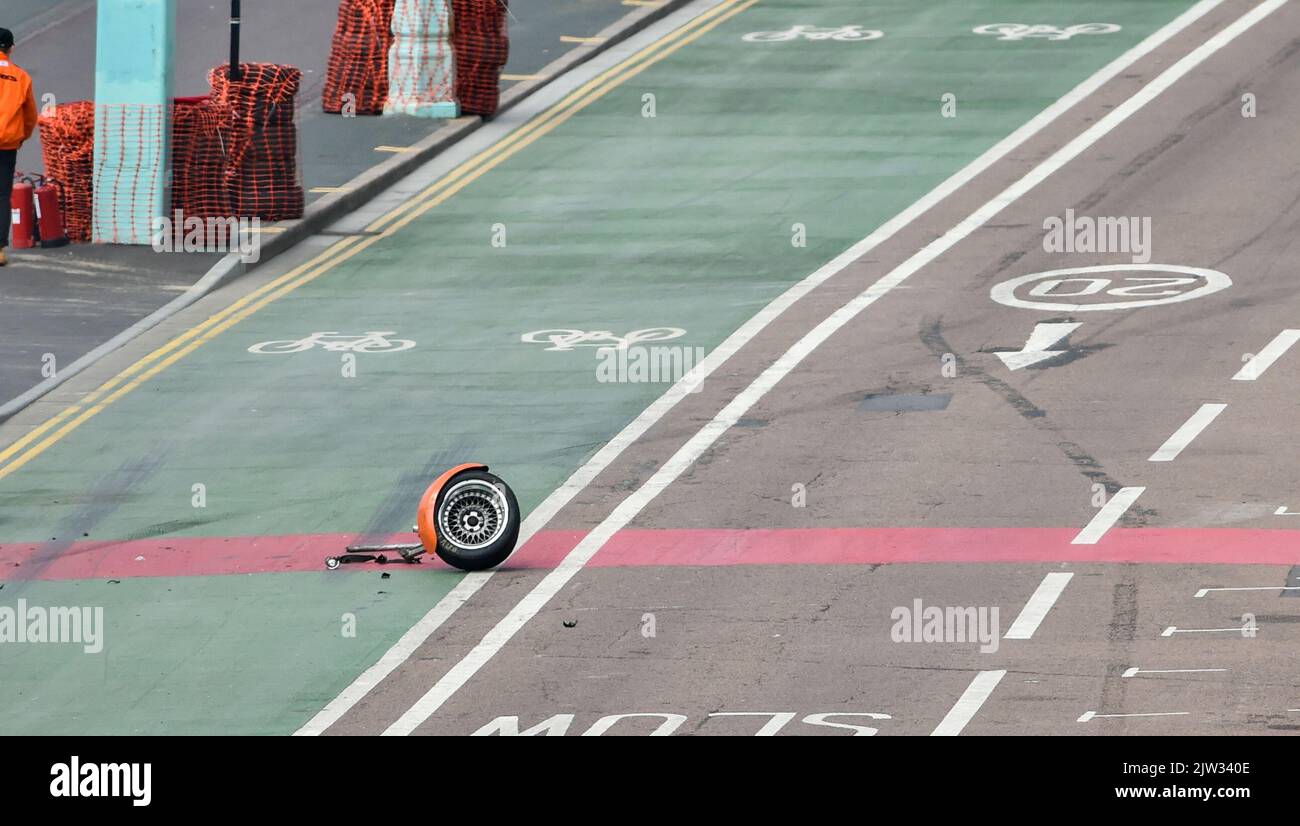 Brighton Royaume-Uni 3rd septembre 2022 - Jim Tiller, 88 ans, plante sa voiture Allard 1950 J2 et perd une roue avant lorsqu'il participe aux essais de vitesse nationaux de Brighton aujourd'hui . Jim, qui était l'un des anciens vainqueurs de l'événement, a été blessé et s'est éloigné sans aucune éraflure après avoir heurté un poteau de lampe de bord de mer. : Crédit Simon Dack / Alamy Live News Banque D'Images