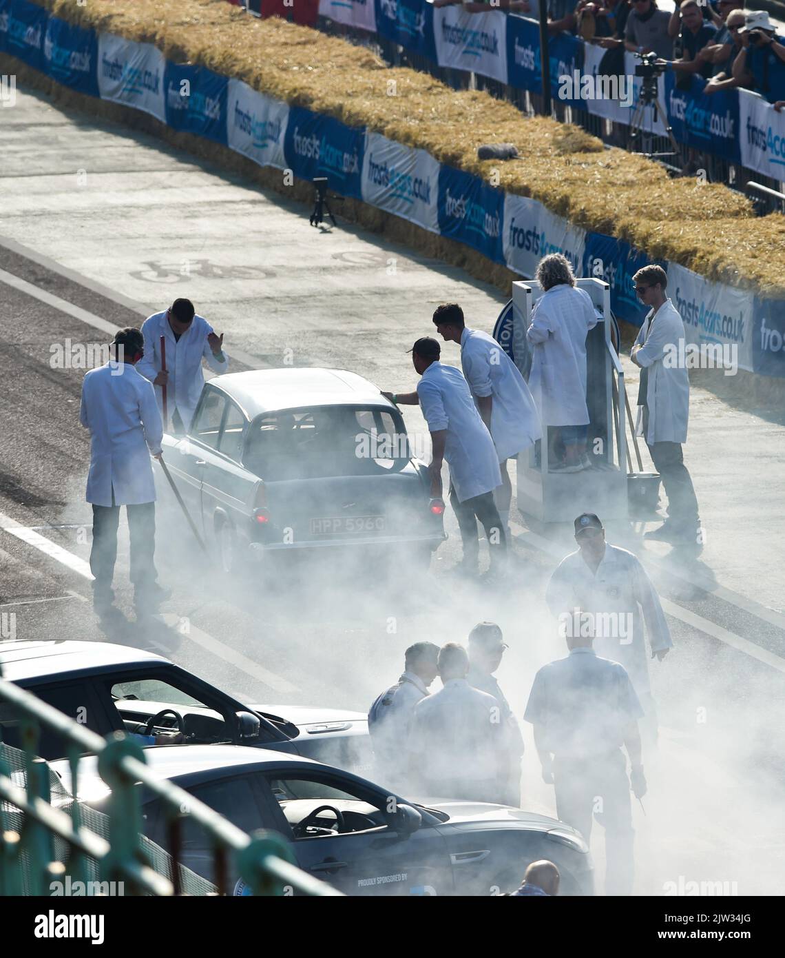 Brighton Royaume-Uni 3rd septembre 2022 - la fumée des roues en tant que concurrents participant aujourd'hui aux essais de vitesse nationaux de Brighton le long de Madeira Drive. : Crédit Simon Dack / Alamy Live News Banque D'Images