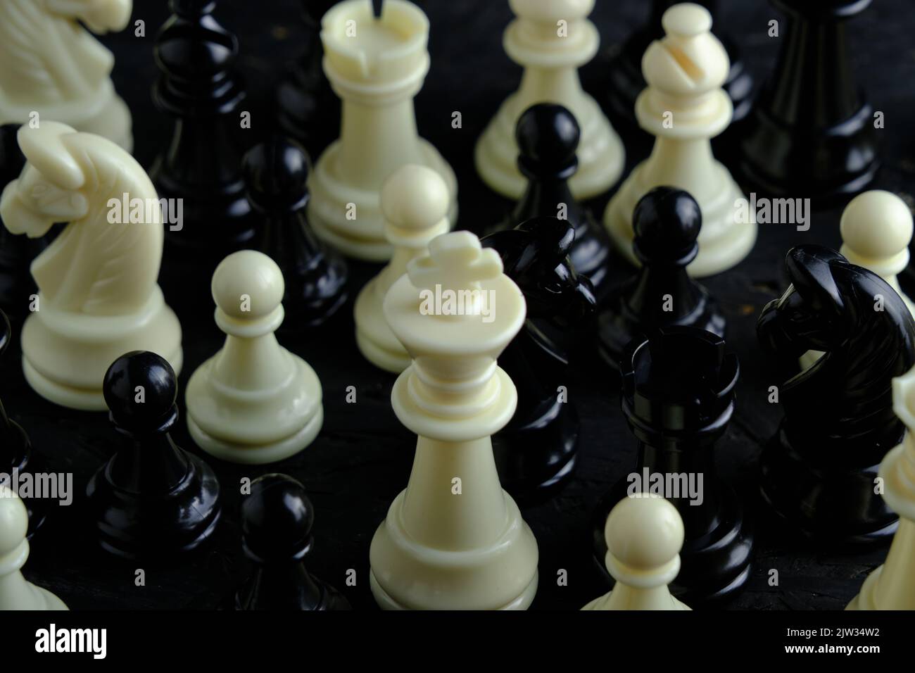 Pièces d'échecs noir et blanc vue du dessus Banque D'Images
