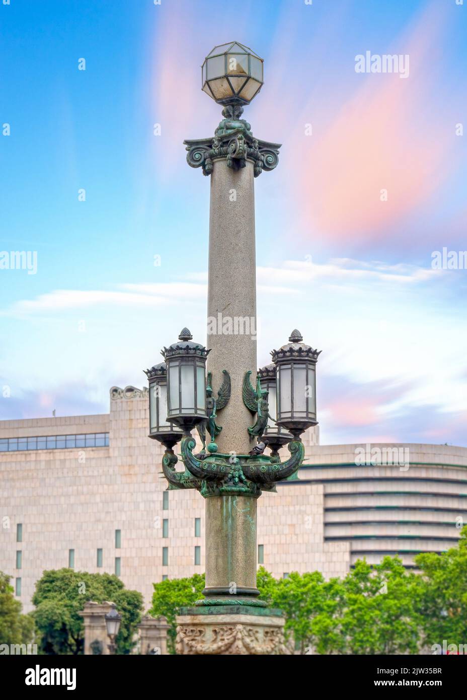 Ancien feu de rue antique à l'entrée de la Rambla. La structure de style colonial est vue un jour couvert. Las Ramblas est un endroit célèbre dans le ci Banque D'Images